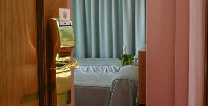 Hotel Cervantes อาลิกันเต ภายนอก รูปภาพ